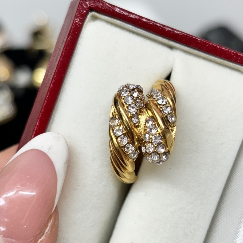 Intertwined Double Ring